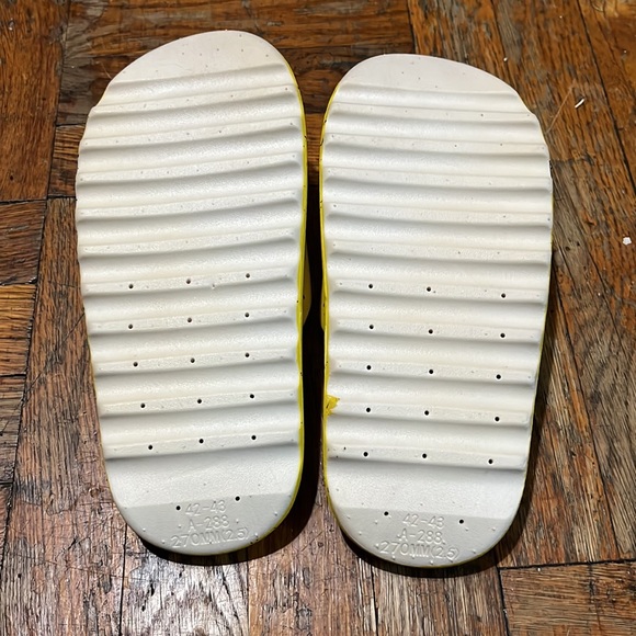 SpongeBob SquarePants Sandals - Picture 4 of 5